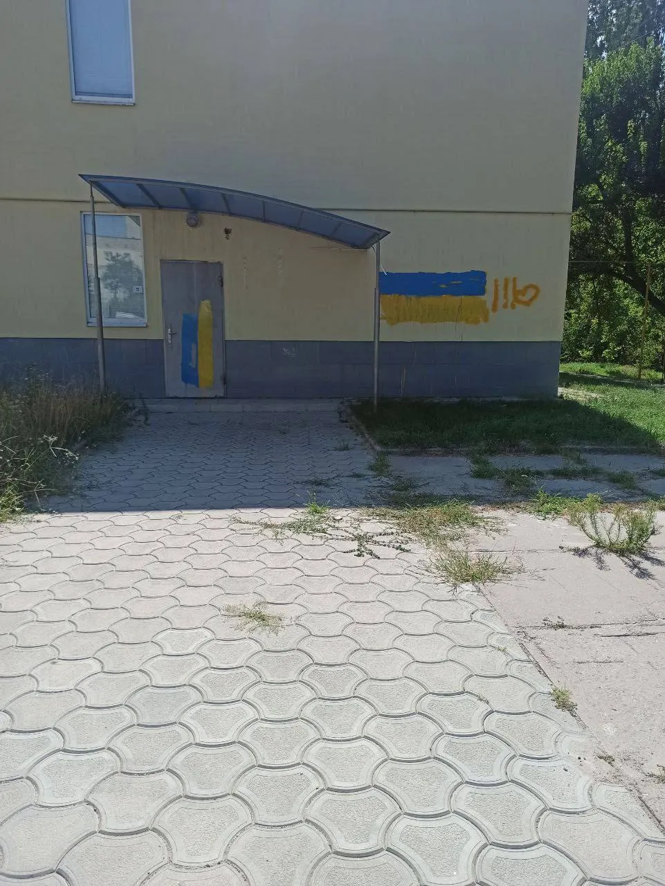 В Новой Каховке рисуют украинские флаги