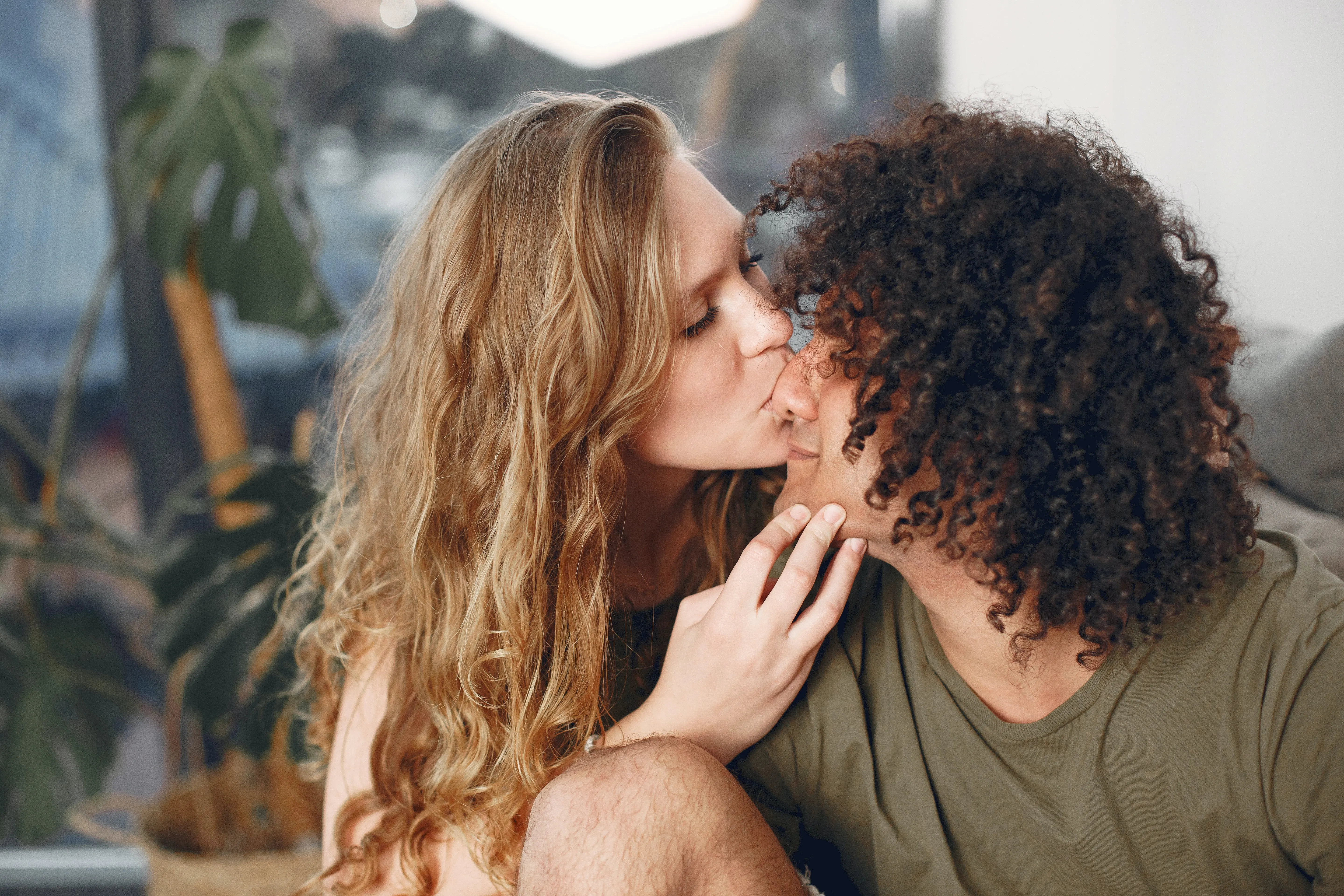 Пари, які цілуються, більше задоволені своїми стосунками / Pexeles