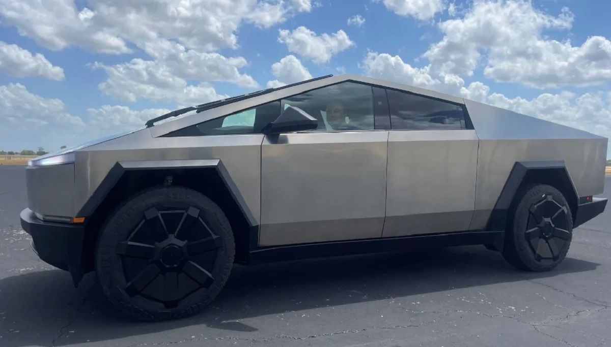 Показали релизную версию Cybertruck Показали релизную версию Cybertruck