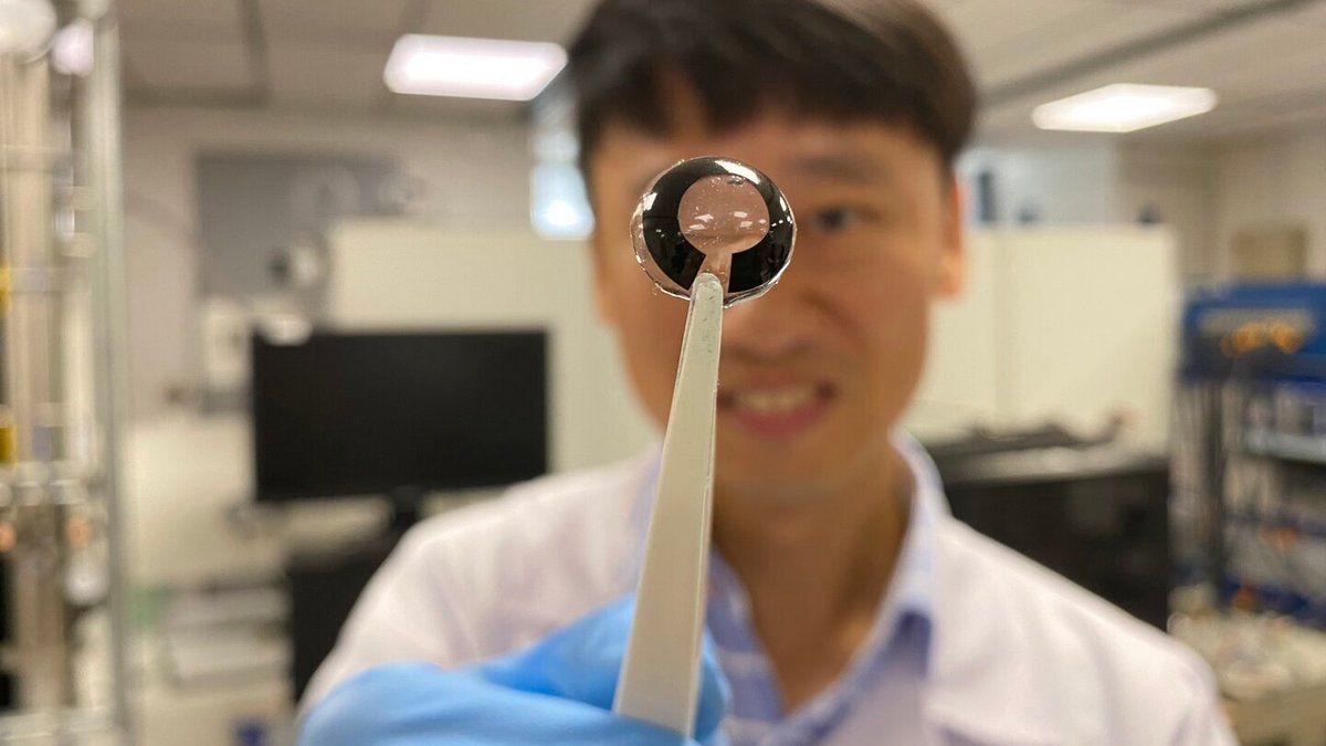 Ученые создали аккумулятор для умных контактных линз, питающийся от слез Ученые создали аккумулятор для умных контактных линз, питающийся от слез