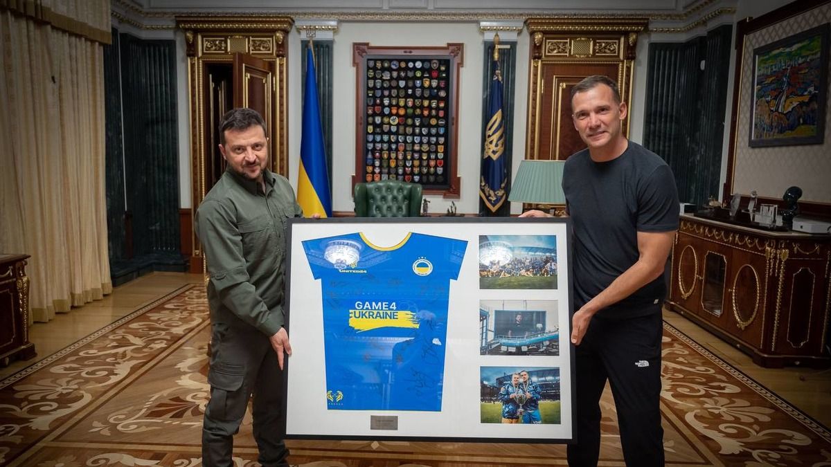 Благодійний матч Game4Ukraine: Шевченко подарував футболку Зеленському – фото