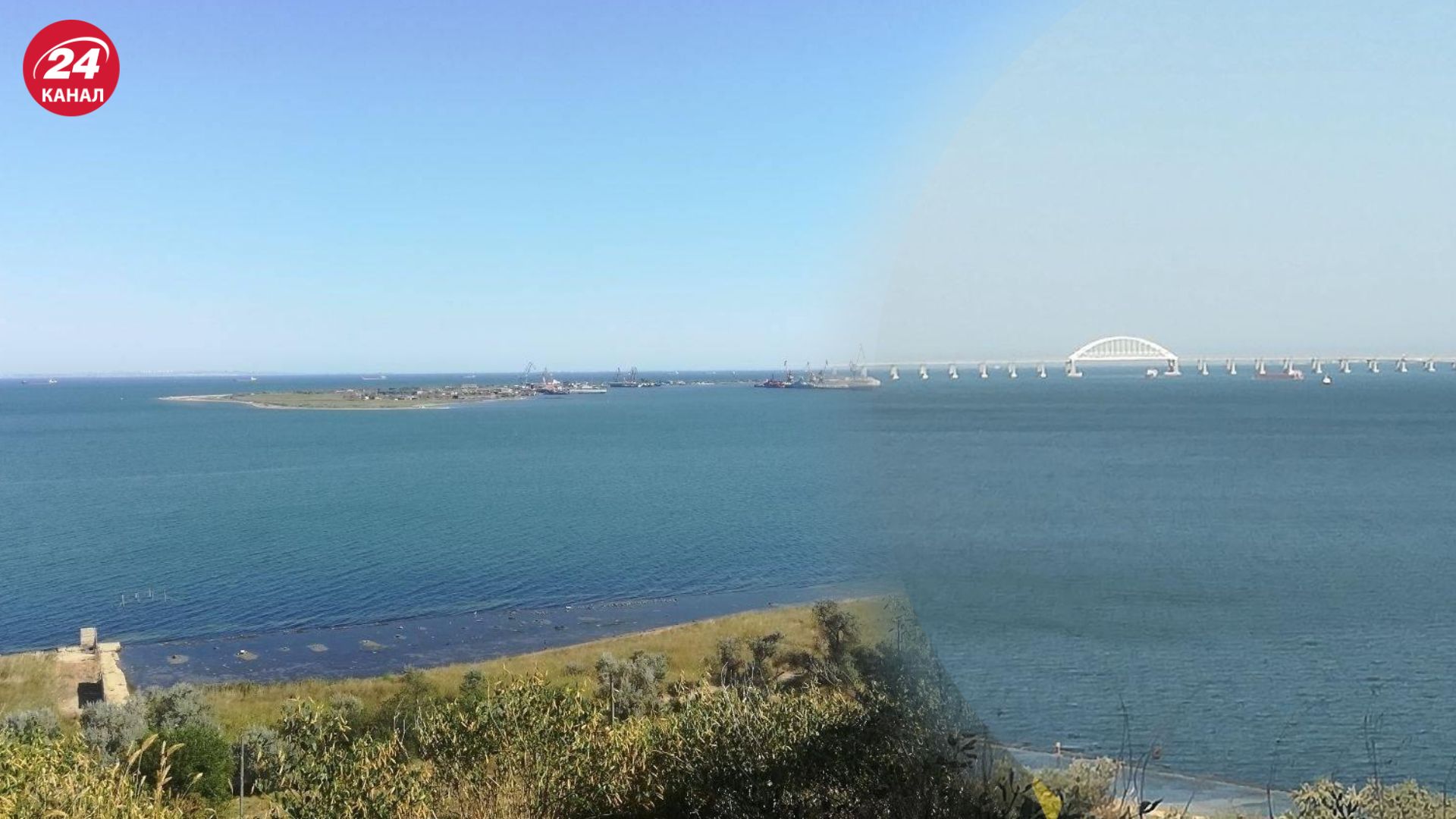 Оккупанты перевозят технику по морю через Керченский пролив Оккупанты перевозят технику по морю через Керченский пролив