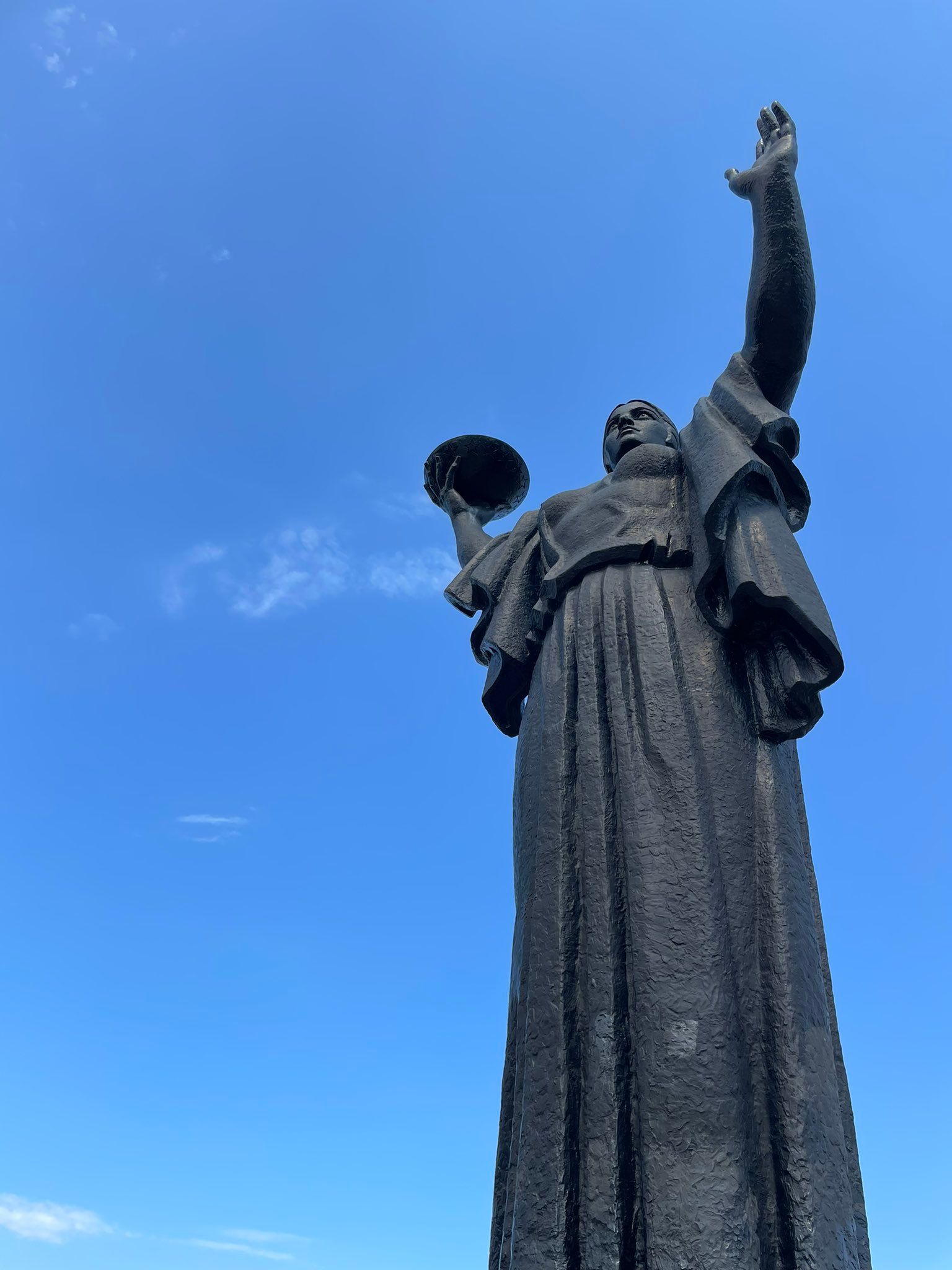 Батьківщина-мати, розташована у Черкасах - фото Батьківщина-мати, розташована у Черкасах - фото