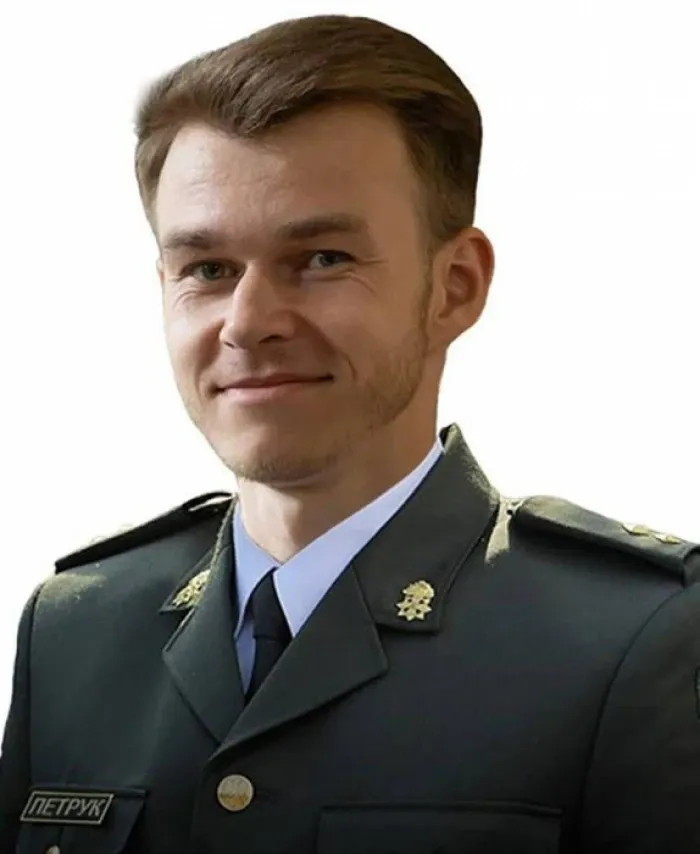 Маленькая девочка принесла цветы к плакату о своем погибшем папе-гвардейце: щемящее видео Маленькая девочка принесла цветы к плакату о своем погибшем папе-гвардейце: щемящее видео