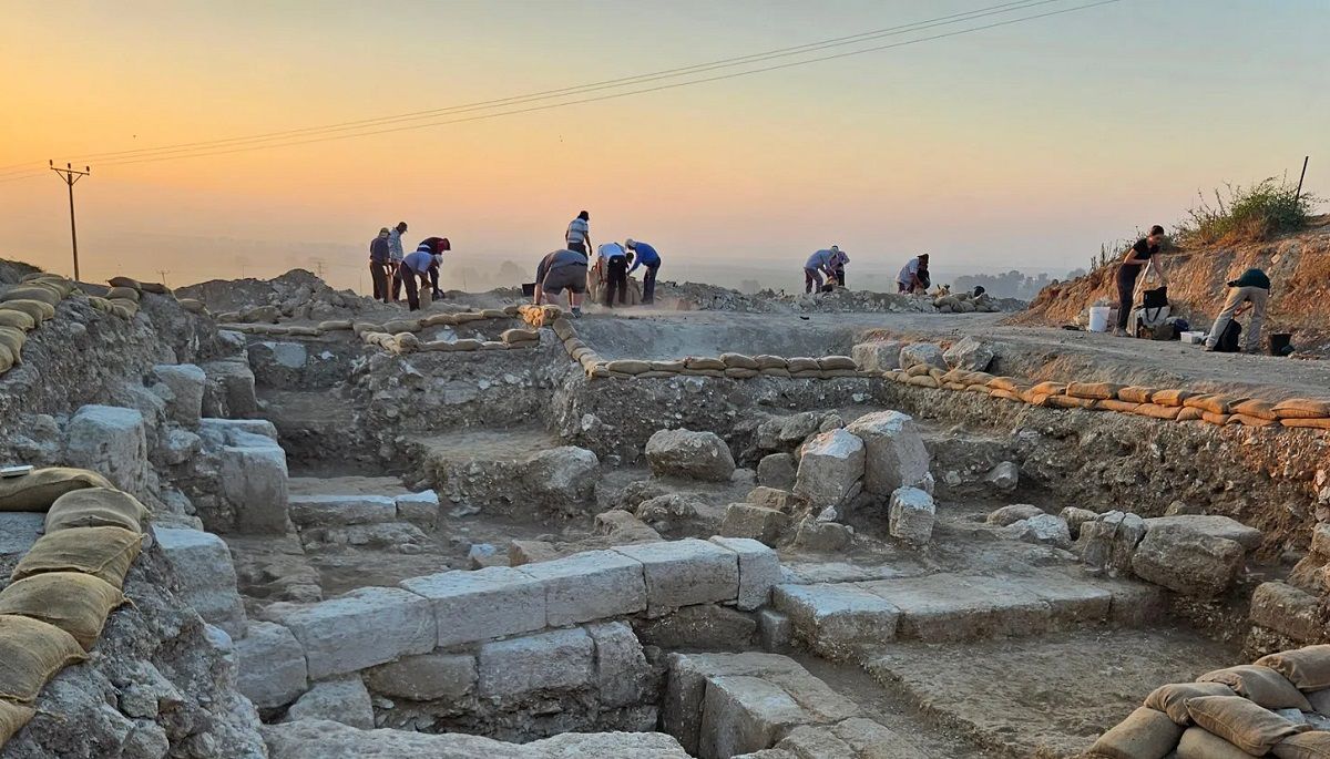 Раскопки древнеримского лагеря у подножия горы Телль-Мегиддо
