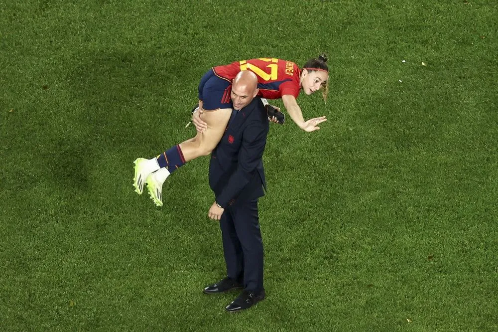 Луис Рубиалес носит футболистку на плечах после победы на женском чемпионате мира по футболу 2023