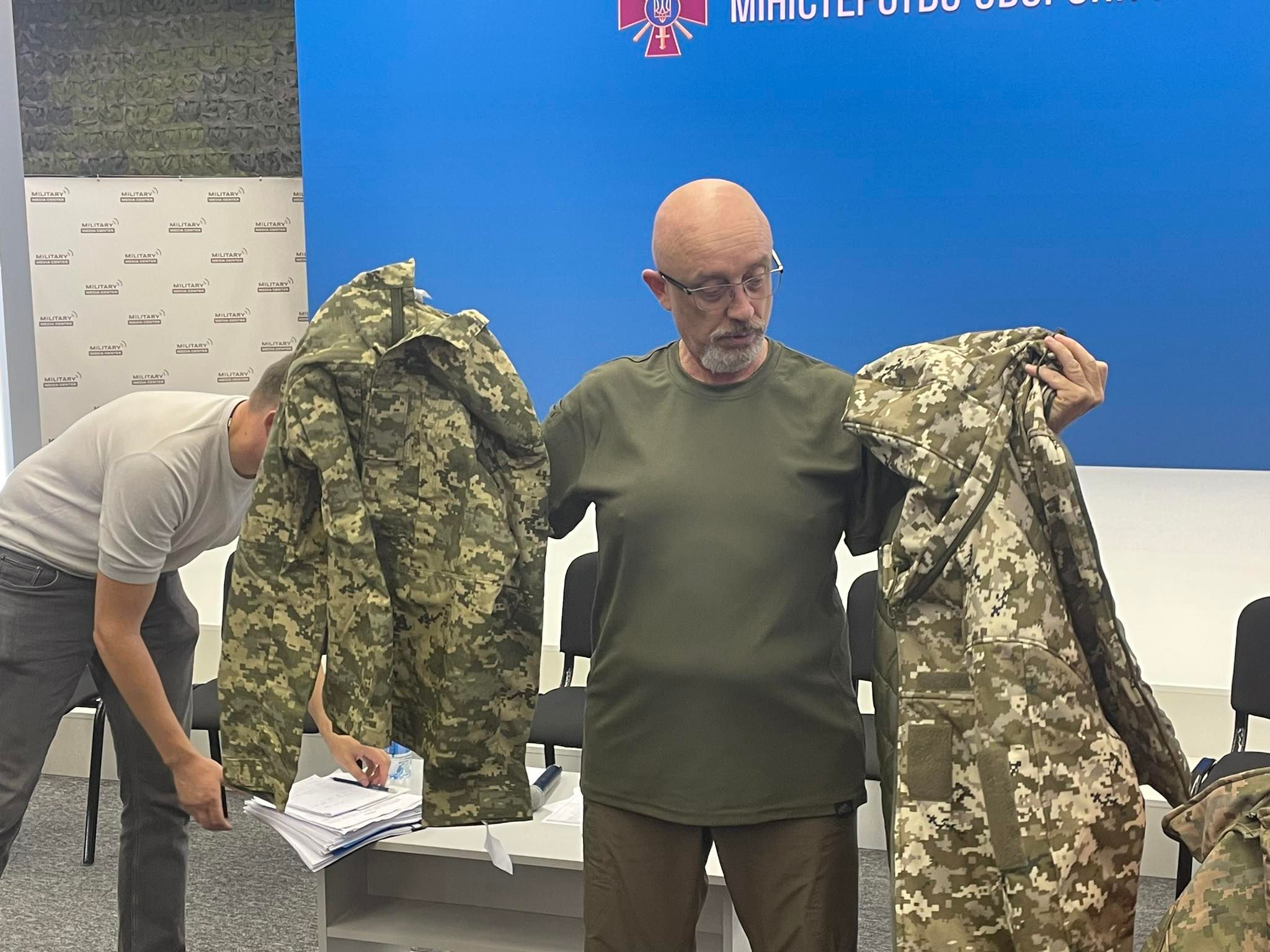 Скандал з куртками для ЗСУ та Міноборони - Олексій Резніков показав, як виглядають куртки