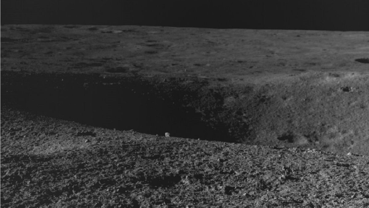 Фото поверхні Місяця зроблене ровером "Чандраян-2"