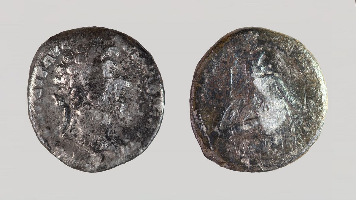 Дитина знайшла древню римську монету просто в пісочниці школи Дитина знайшла древню римську монету просто в пісочниці школи