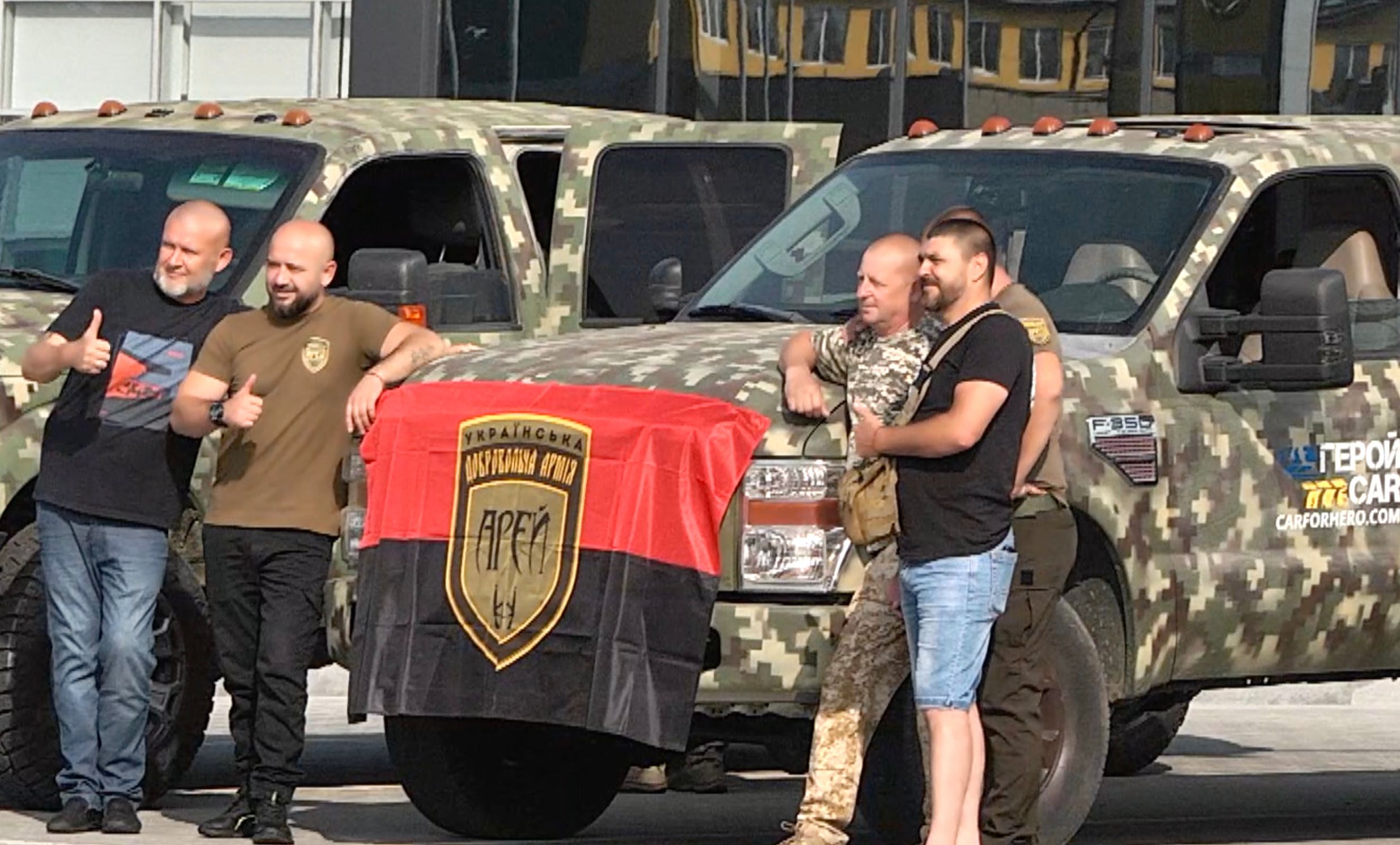 23 спецпикапа передали на нужды украинских защитников 23 спецпикапа передали на нужды украинских защитников