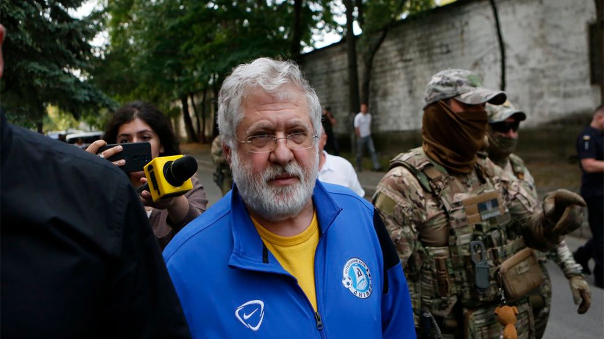 Охорона вивела Коломойського з суду, він поїхав у СІЗО - 24 Канал Охорона вивела Коломойського з суду, він поїхав у СІЗО - 24 Канал