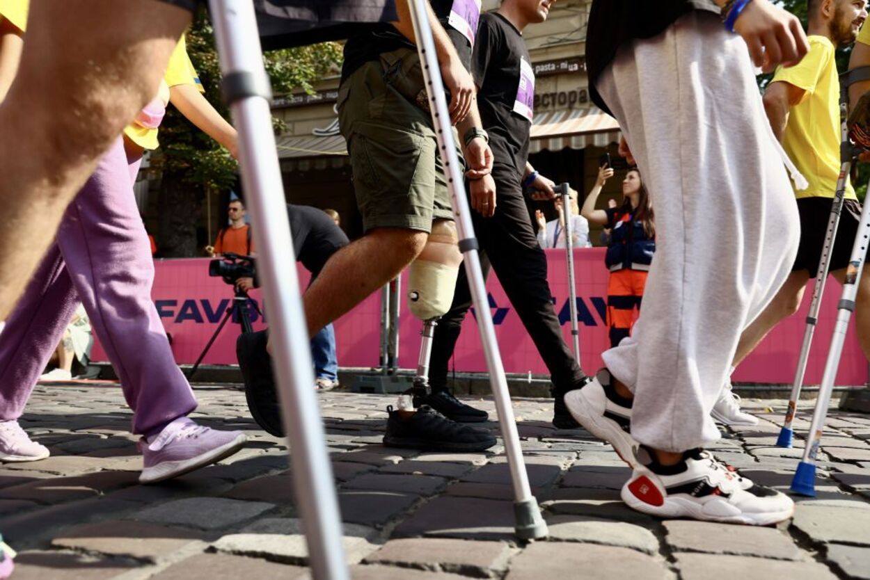 Полумарафон во Львове 03.09.2023 - бежали бойцы на протезах и потерявшая обе ноги Яна - 24 Канал