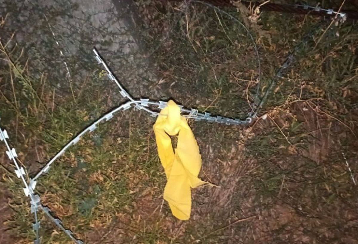 Символи українського спротиву з'явилися на фортифікаційних спорудах у Криму Символи українського спротиву з'явилися на фортифікаційних спорудах у Криму