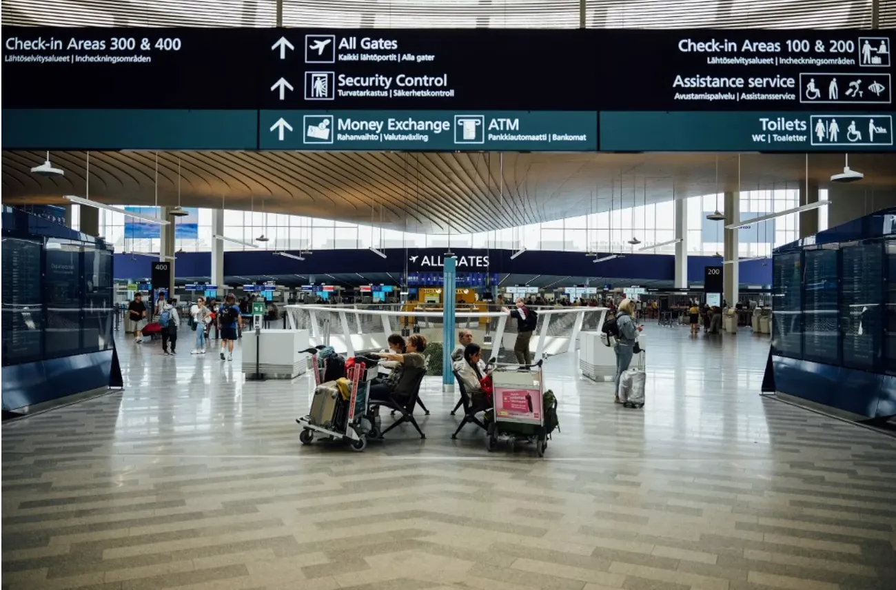 Путешественники в терминале аэропорта Хельсинки
