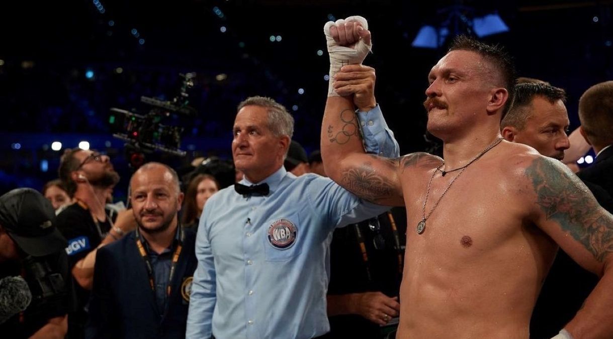 Олександр Усик після перемоги над Даніелем Дюбуа