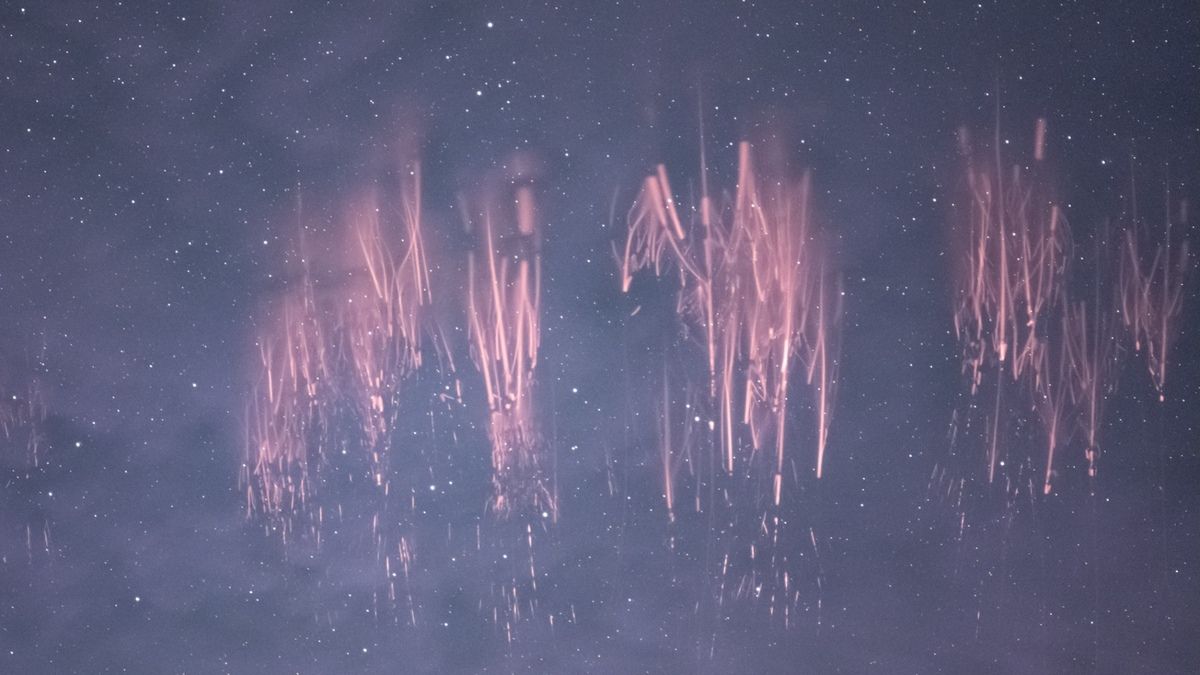 Спрайти, невловимі червоні блискавки, сфотографували у Європі Спрайти, невловимі червоні блискавки, сфотографували у Європі