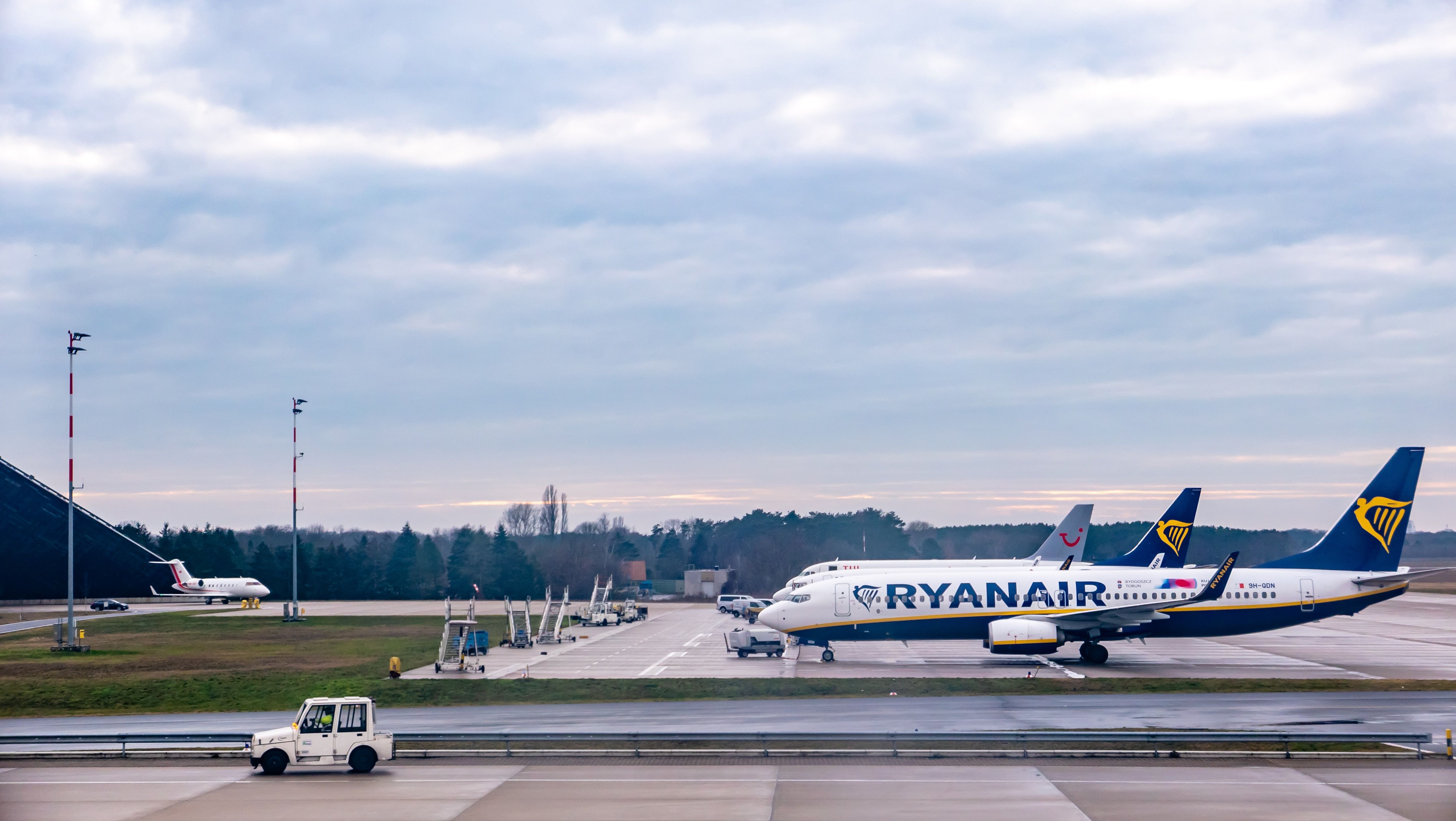 Руководителя Ryanair "поздравили" тортом в лицо во время его пикета в Бельгии: красноречивое видео