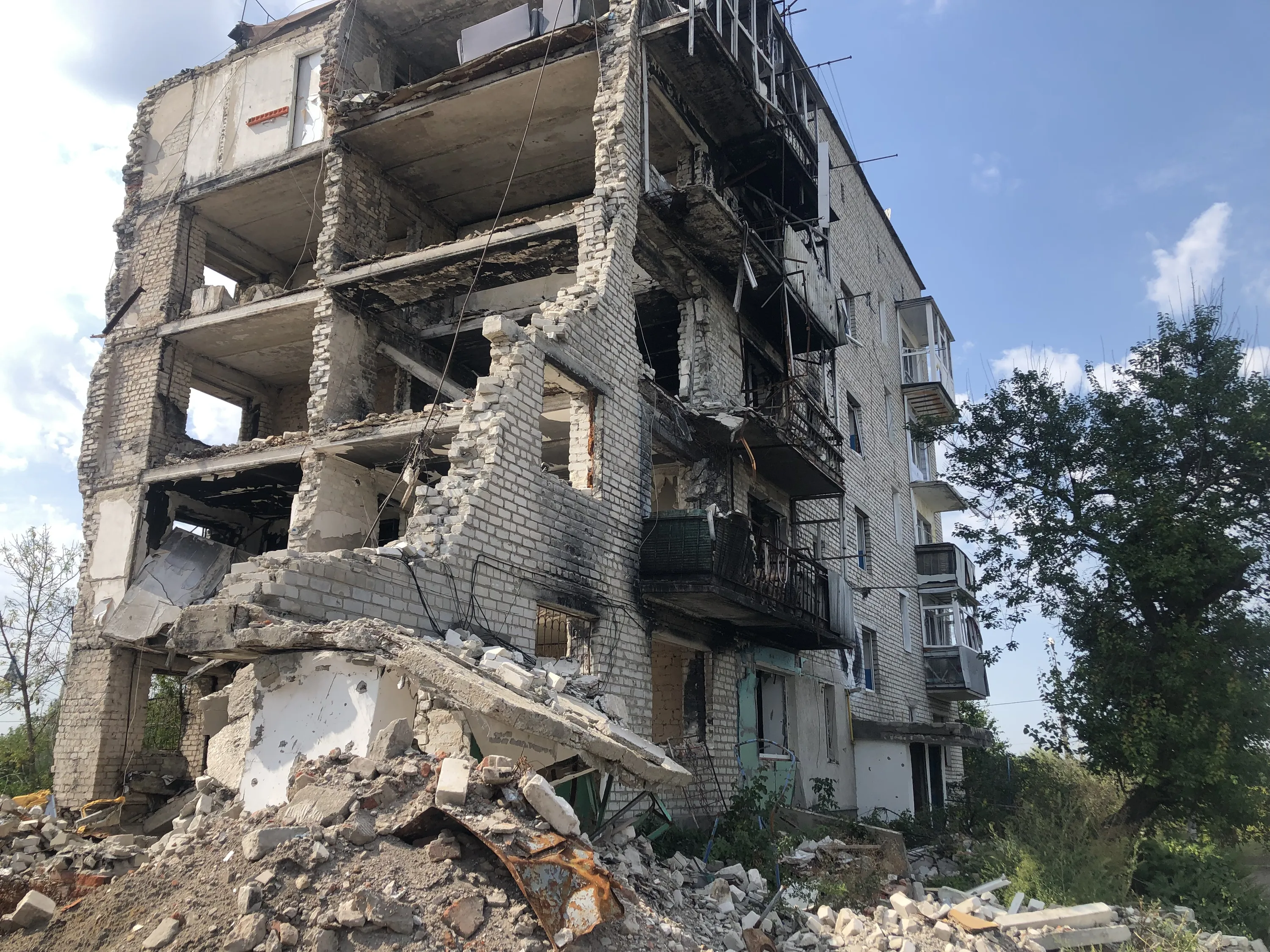 Багатоповерхівка в Ізюмі Багатоповерхівка в Ізюмі