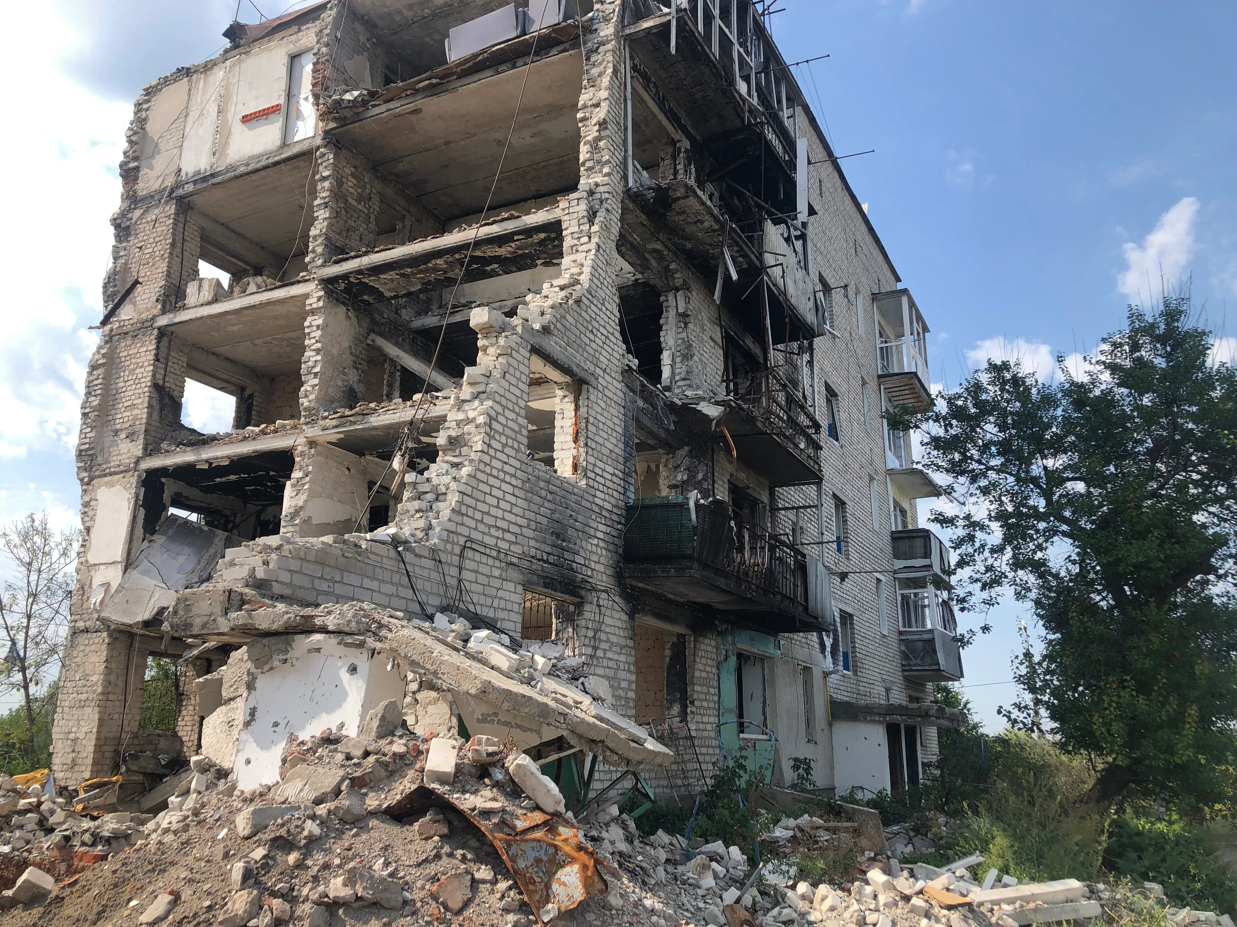 Багатоповерхівка в Ізюмі Багатоповерхівка в Ізюмі