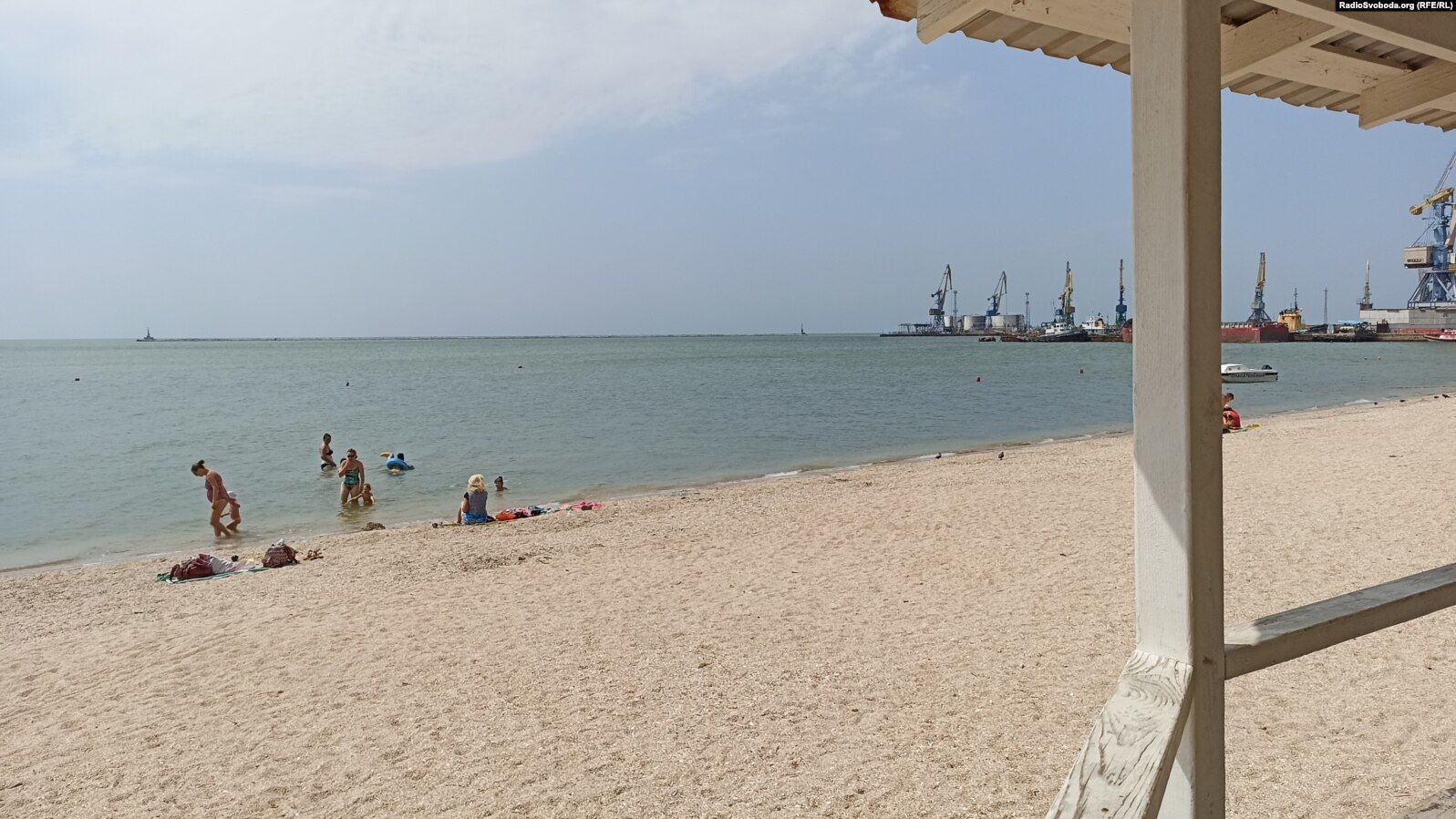 Из-за российской оккупации Азова в Бердянске пустые пляжи, зато стоят военные вертолеты Из-за российской оккупации Азова в Бердянске пустые пляжи, зато стоят военные вертолеты