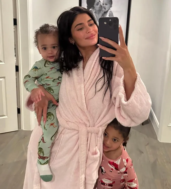 Кайли вместе с детьми / Инстаграм Кайли Дженнер Кайли вместе с детьми / Инстаграм Кайли Дженнер
