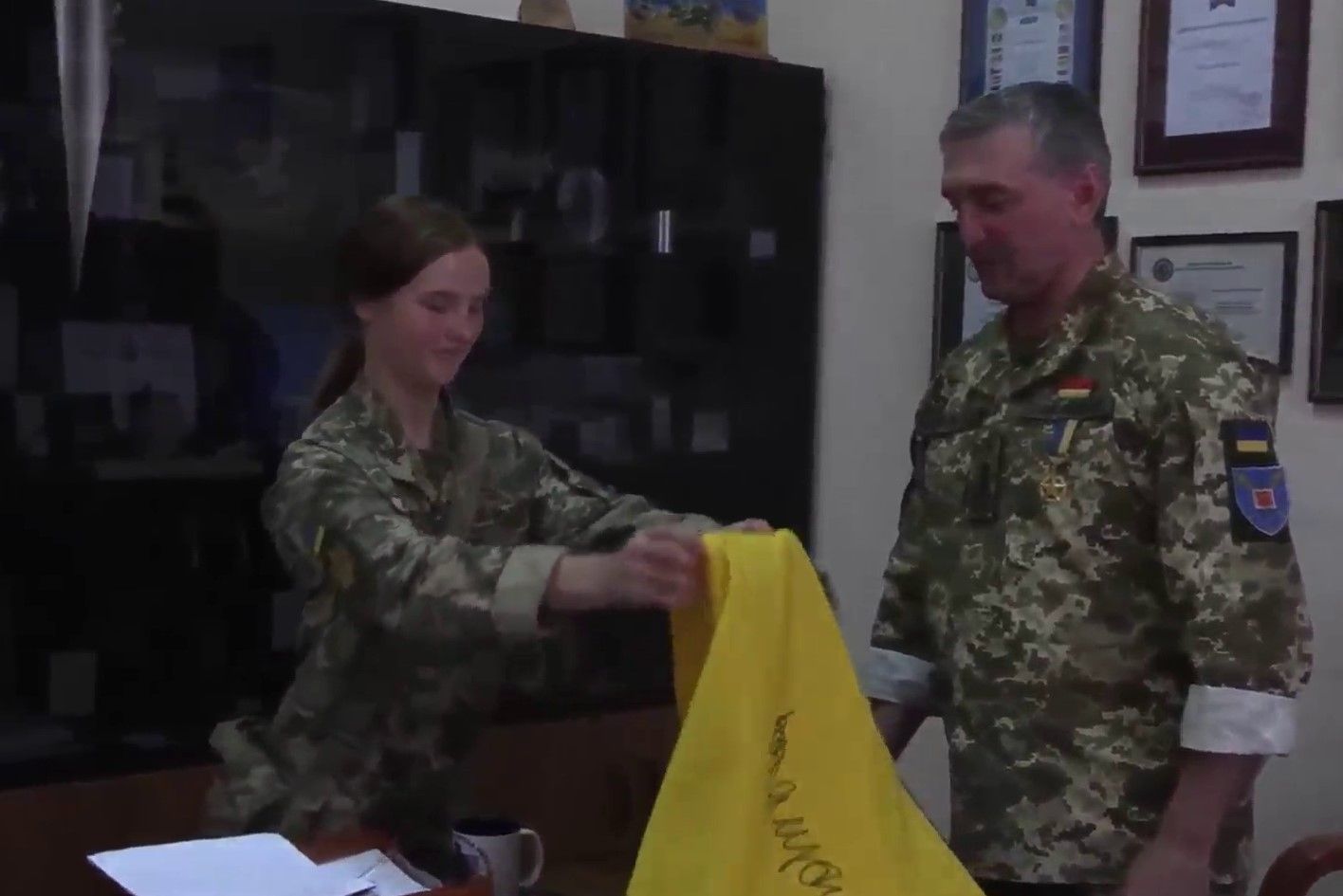 Ярославі Журавель передали прапор з підписом Залужного