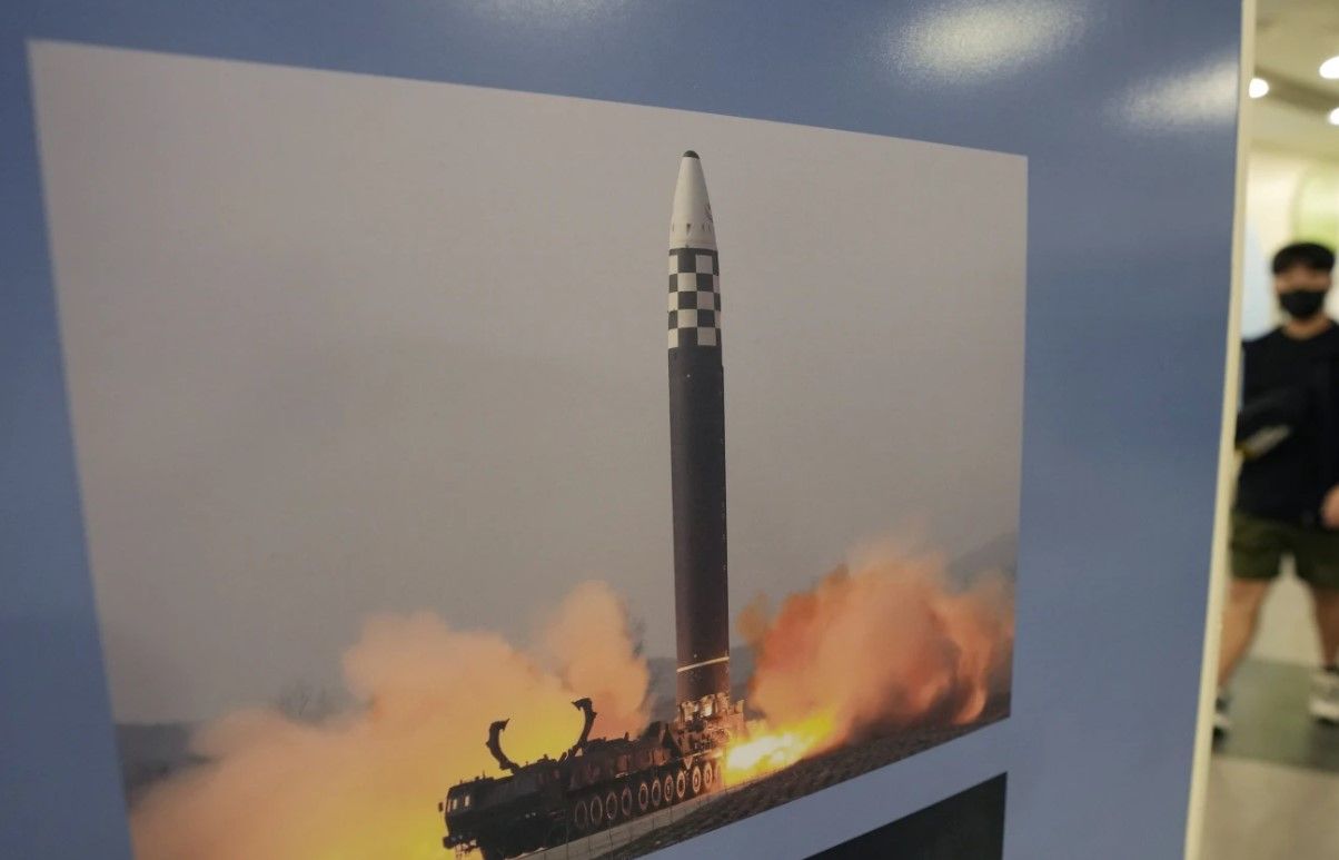 КНДР запустила две баллистические ракеты в сторону Японского моря КНДР запустила две баллистические ракеты в сторону Японского моря