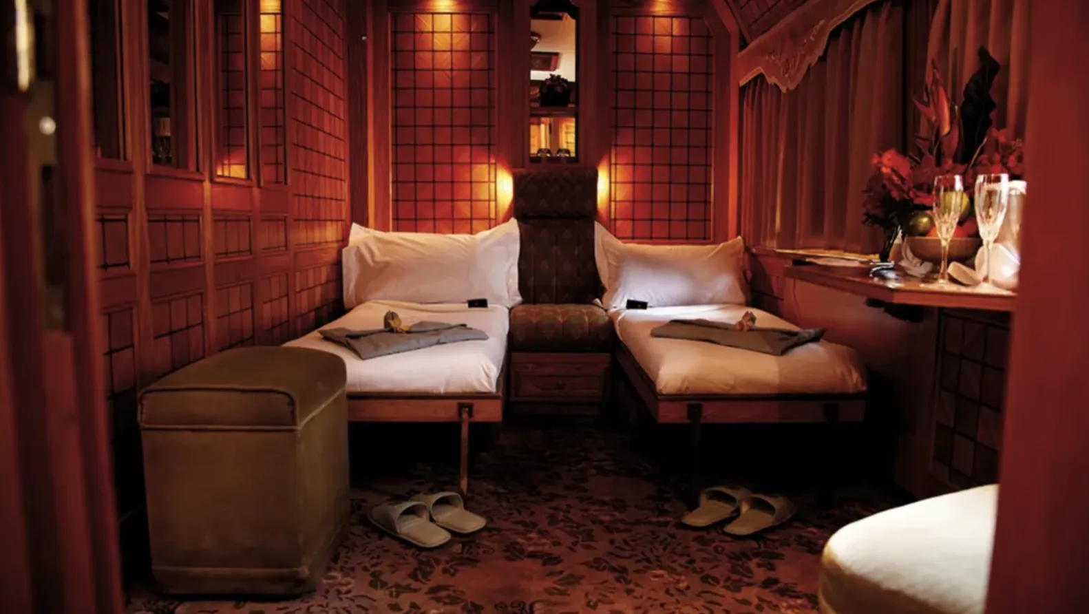 Президентський люкс на Східному експресі пропонує шампанське протягом усієї подорожі Президентський люкс на Східному експресі пропонує шампанське протягом усієї подорожі