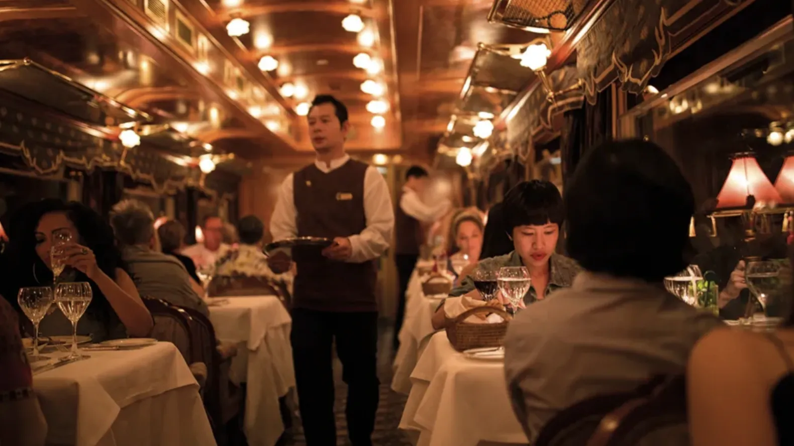 У поїзді є два вагони-ресторани, у кожному з яких подають вишукану кухню У поїзді є два вагони-ресторани, у кожному з яких подають вишукану кухню