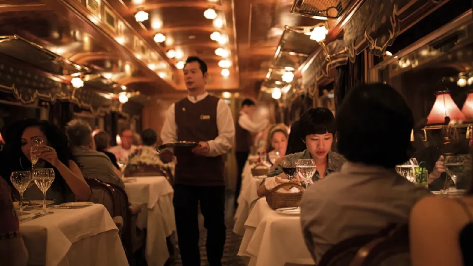 У поїзді є два вагони-ресторани, у кожному з яких подають вишукану кухню