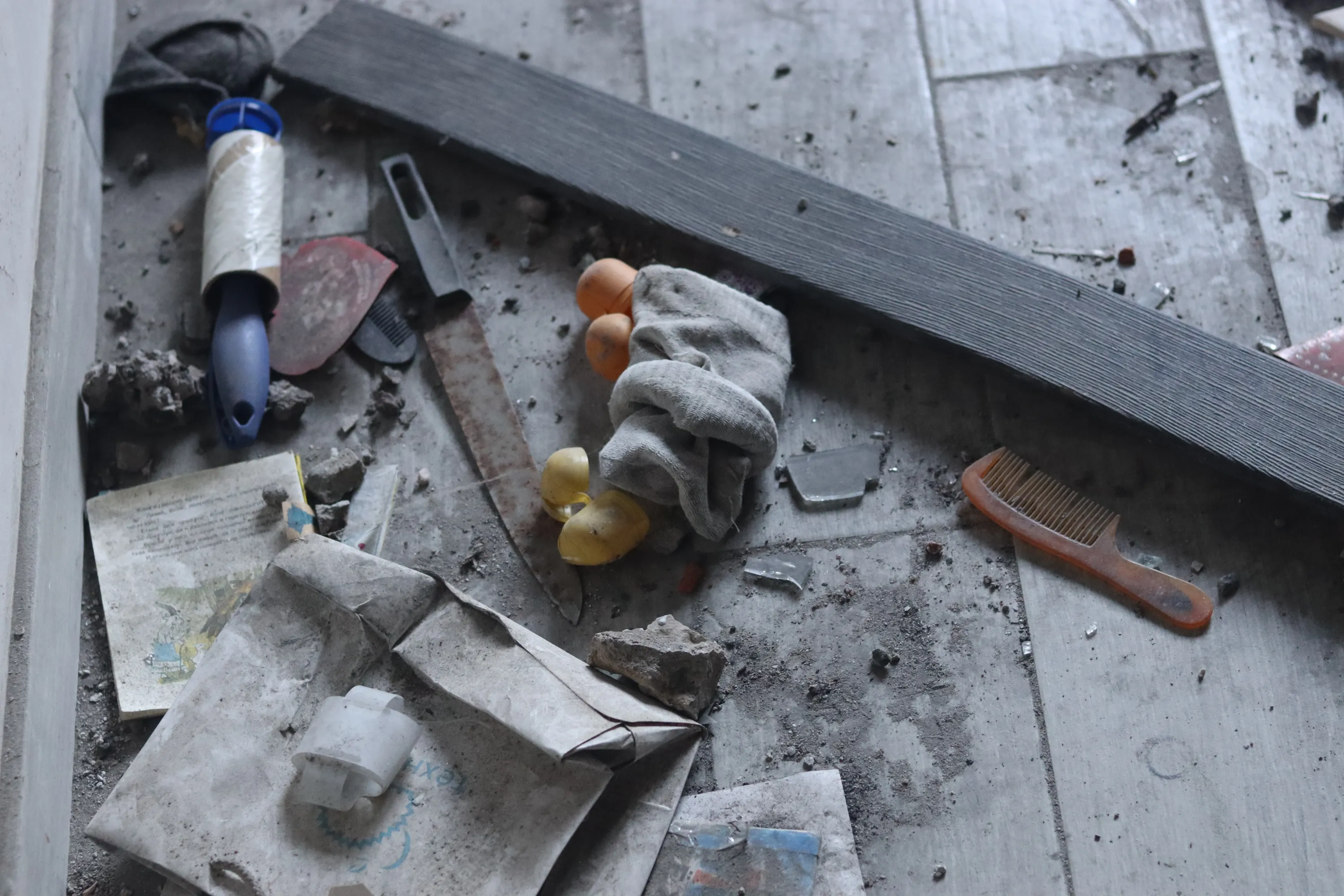 Під ногами валяються речі