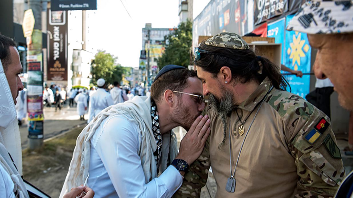 Сеть растрогало фото хасида с украинским бойцом с шевроном Азова - 24 Канал Сеть растрогало фото хасида с украинским бойцом с шевроном Азова - 24 Канал