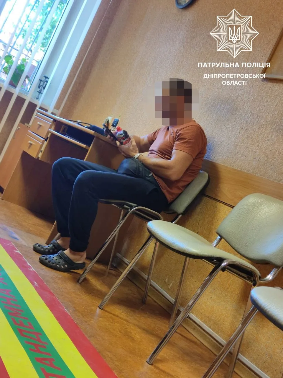 Водителя доставили в отделение полиции Водителя доставили в отделение полиции