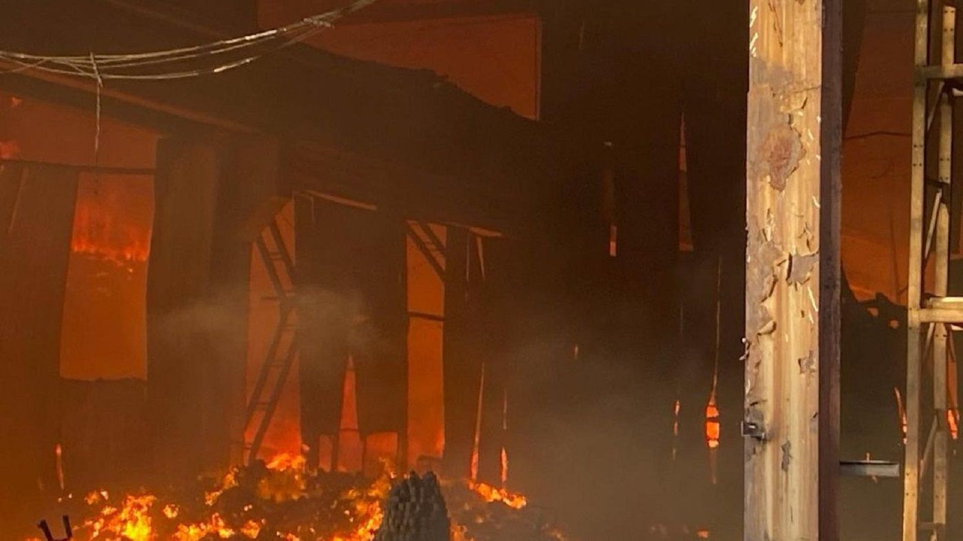 Усе вигоріло вщент: на складі у Львові було близько 300 тонн гуманітарних вантажів та транспорт - 24 Канал Усе вигоріло вщент: на складі у Львові було близько 300 тонн гуманітарних вантажів та транспорт - 24 Канал