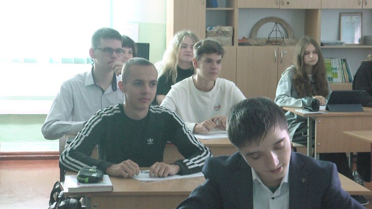 Скандал в лицее Житомира - директор обязала учеников носить школьную форму
