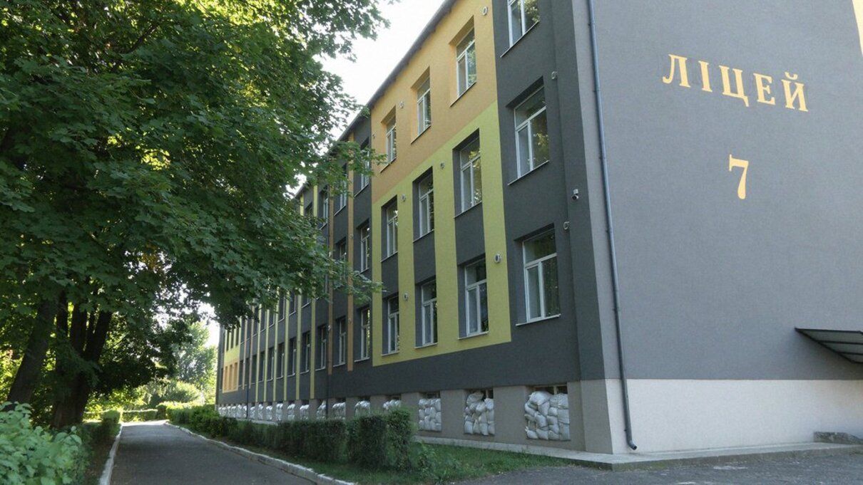 Конфликт в лицее в Черновцах - родители выразили недоверие руководителю управления образования Конфликт в лицее в Черновцах - родители выразили недоверие руководителю управления образования