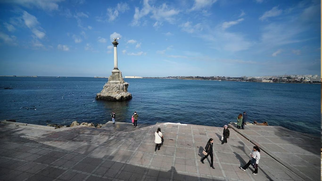 У Севастополі вкотре лунають вибухи У Севастополі вкотре лунають вибухи