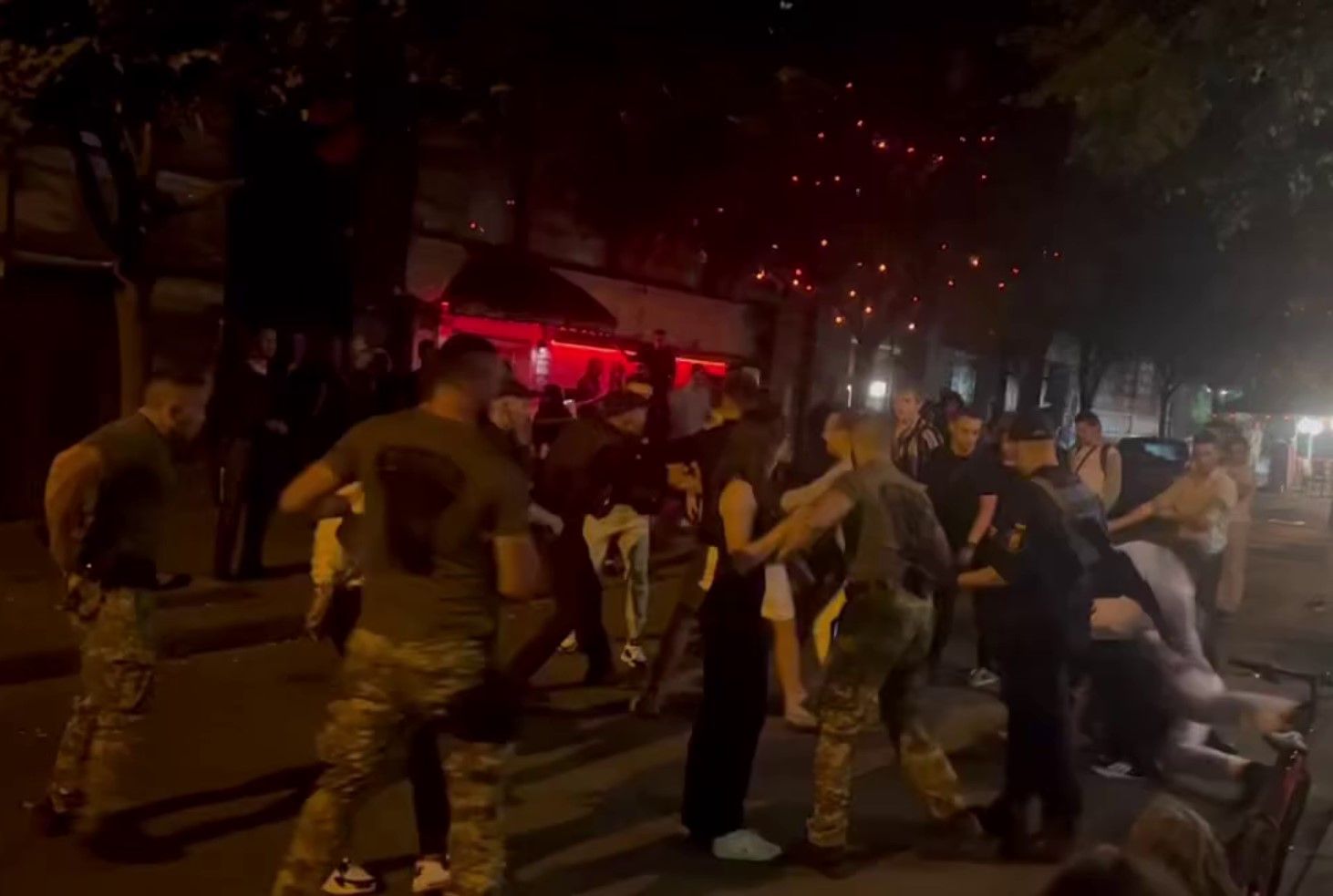 В центре Франковска произошла массовая драка В центре Франковска произошла массовая драка