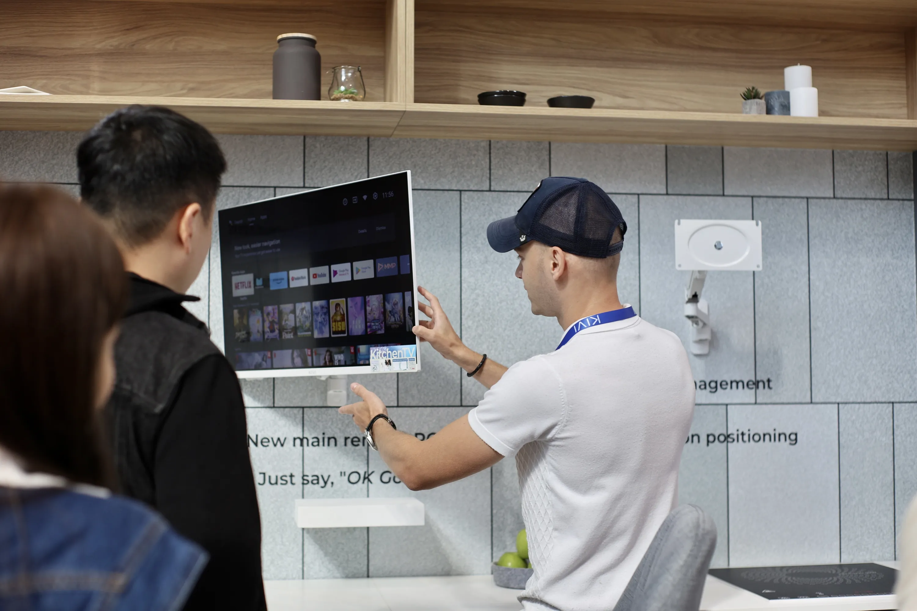 Телевізор зручно кріпиться на  кронштейн 