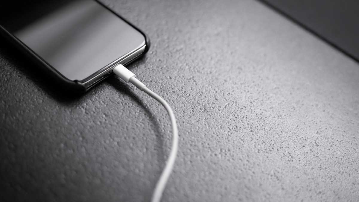 Apple не хочет, чтобы вы пользовались USB-C от Android в iPhone 15 и  заявляет об опасности - Техно