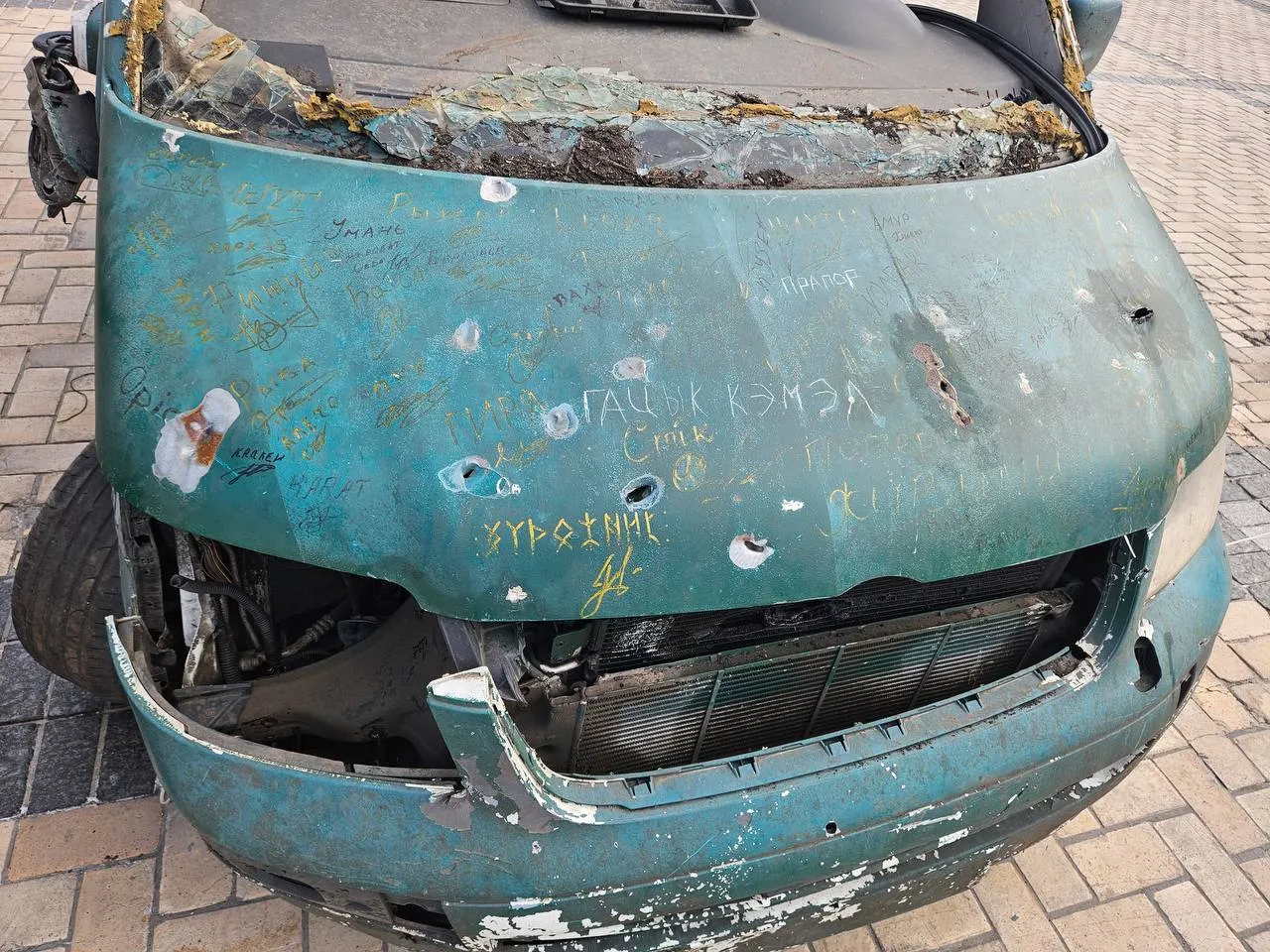 На разбитом автомобиле остались подписи воинов бригады