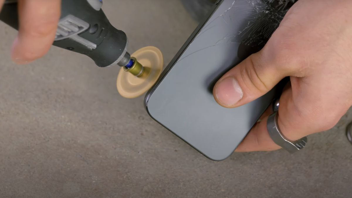 Титановая рамка iPhone 15 Pro показала себя в тестированиях с падениями