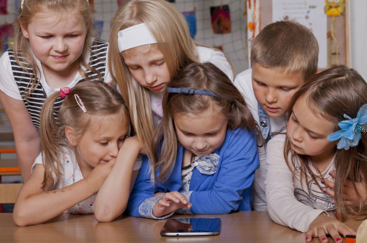 Когда купить ребенку первый телефон и сколько можно сидеть в телефоне Когда купить ребенку первый телефон и сколько можно сидеть в телефоне