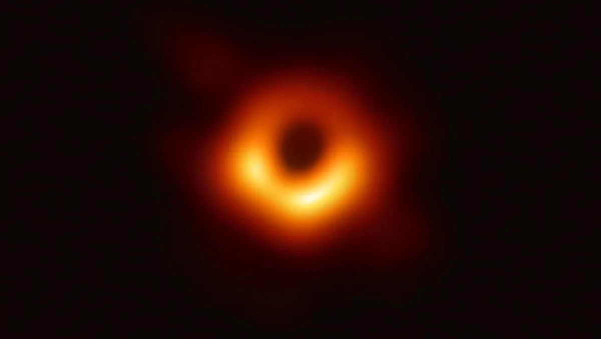 Фото чорної діри M87*