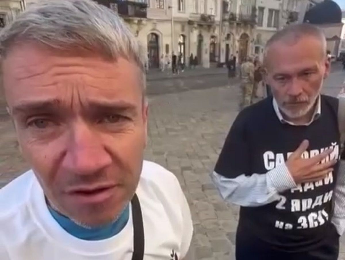 Зірками пікету від партії "ЄС" у Львові стали нетверезі чоловіки у їхніх футболках - 24 Канал