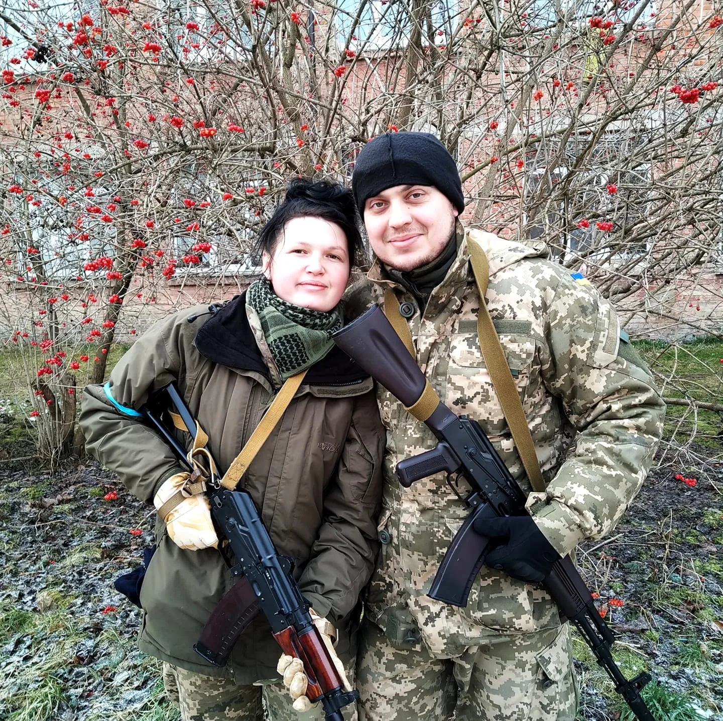 Петро та Василина служили в одному взводі Петро та Василина служили в одному взводі