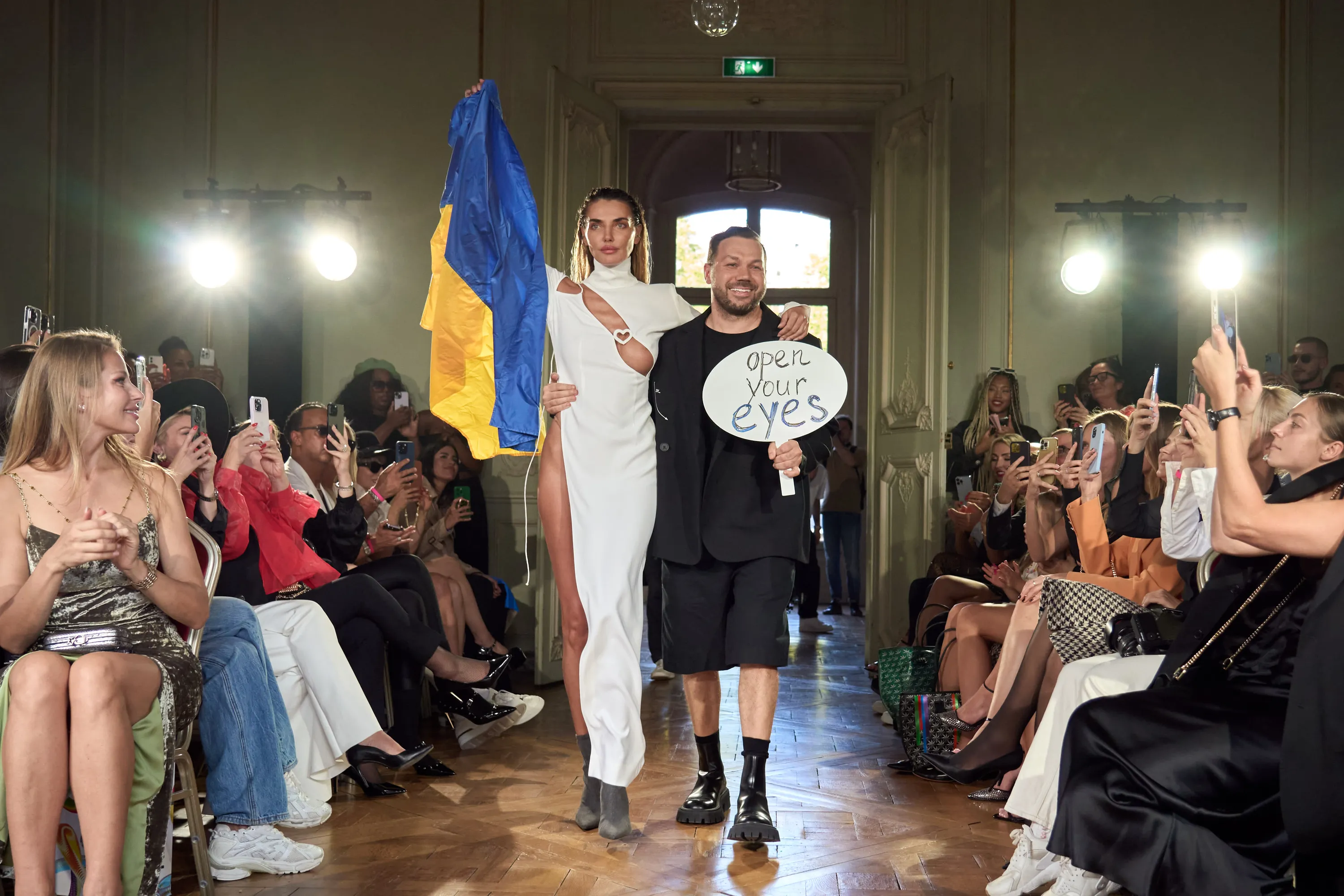 Андре Тан представил в Париже коллекцию одежды