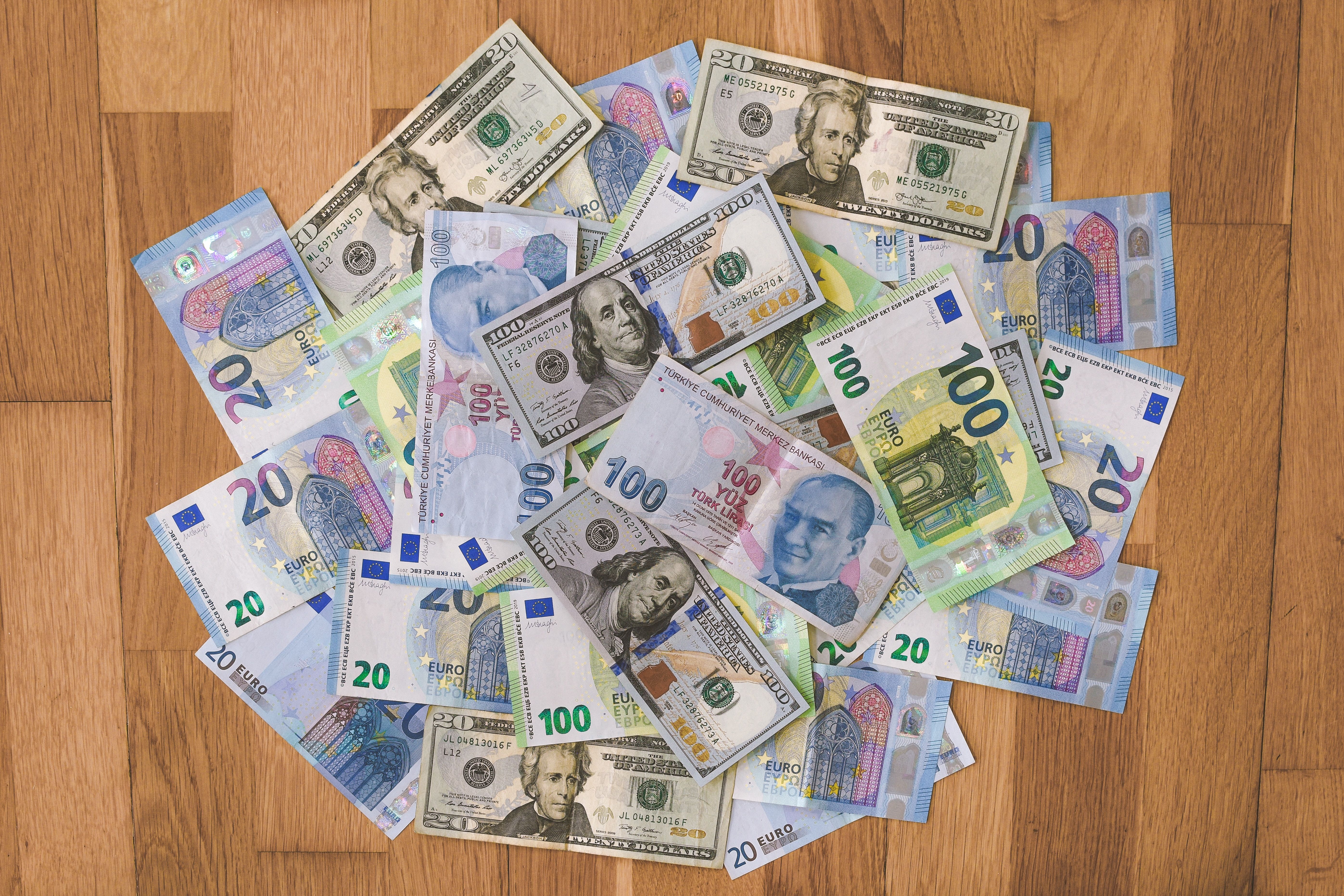 НБУ продал рекордное количество валюты