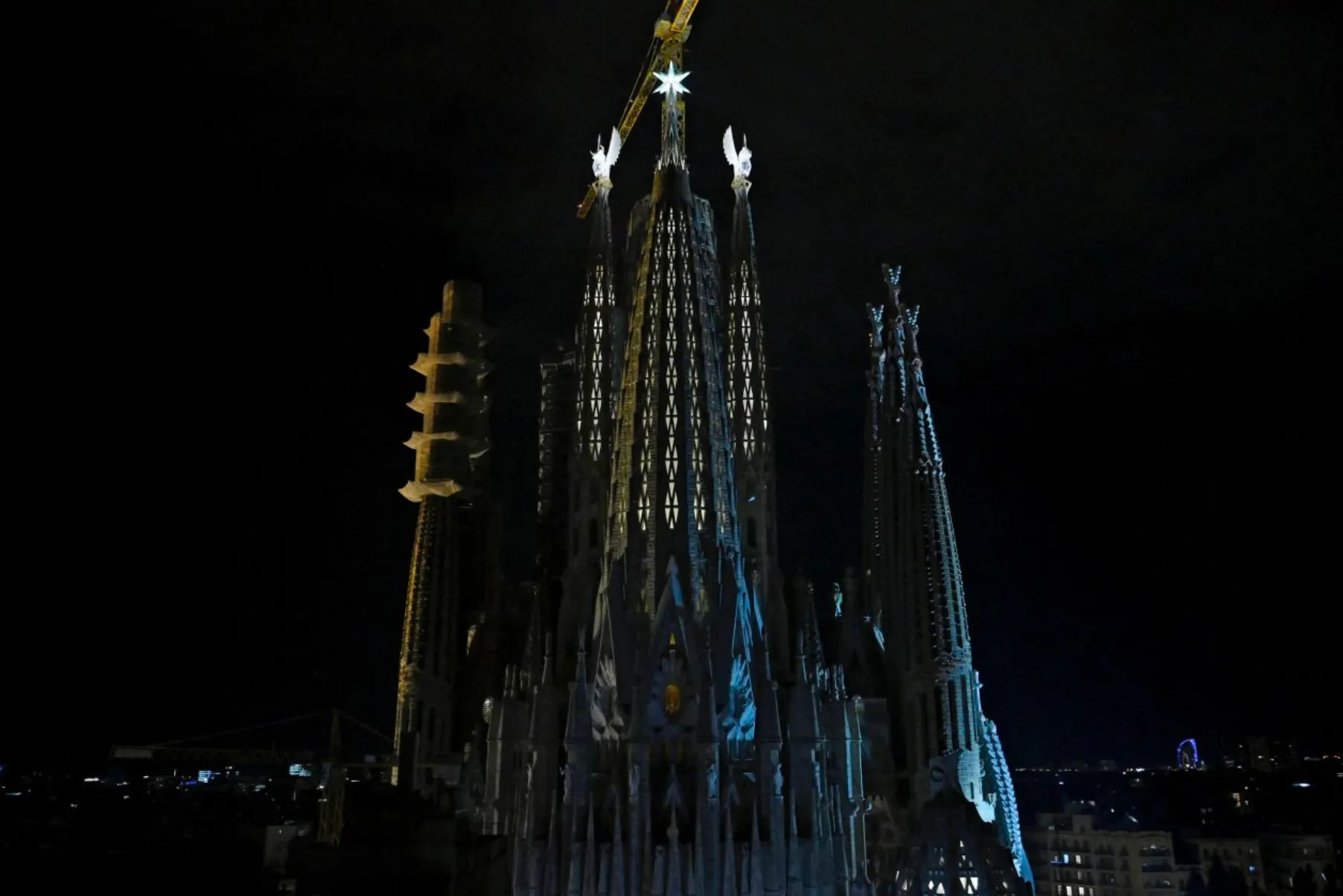 Вежу Діви Марії прикрасили величезною 12-кінцевою зіркою у грудні 2021 року Вежу Діви Марії прикрасили величезною 12-кінцевою зіркою у грудні 2021 року