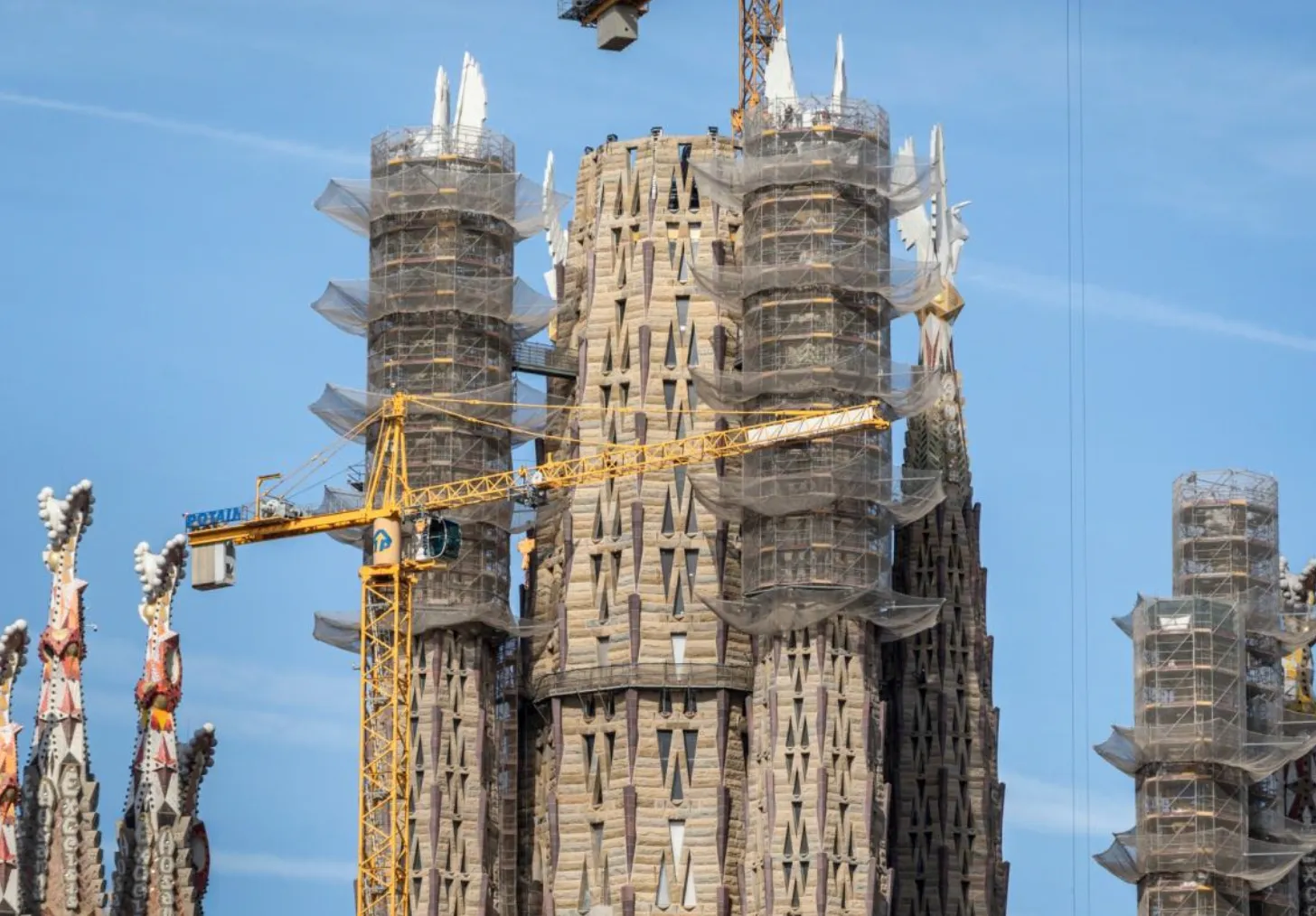 Четыре башни евангелистов базилики Саграда Фамилия окончены